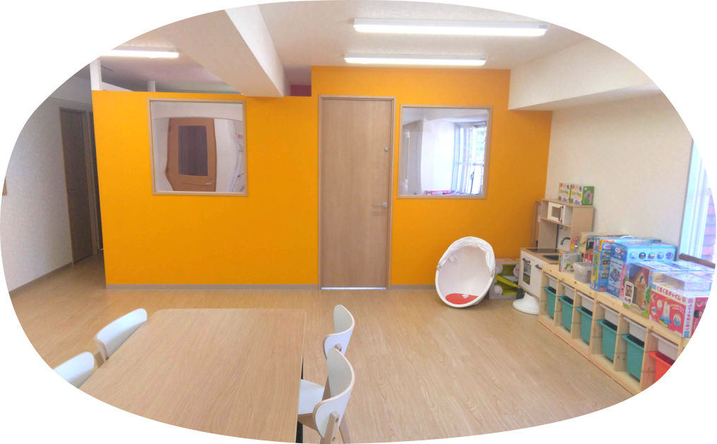 教室内の机と椅子の写真